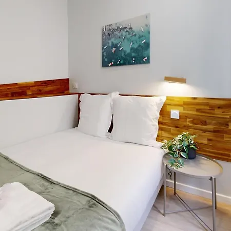 Bluestay 196 - Au Marais Apartment